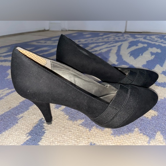 Bandolino Classic Black Suede Heels - Picture 6 of 7